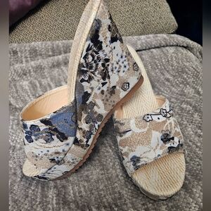 Women's wedge fabric sandals size 7